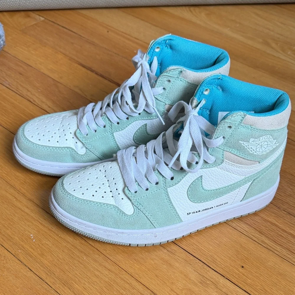 SP 19 Air Jordan 1 High-Top OG Sneakers in Mint and White - Picture 3 of 8